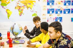 Kozi: leerlingen met een wereldbol